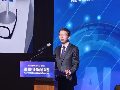 이홍락 LG AI연구원장(서울=연합뉴스) 김민지 기자 = 이홍락 LG AI연구원장이 5일 대한상의 국제회의장에서 'AI 기반의 성장과 혁신'을 주제로 열린 대한상의와 한국은행 공동 세미나에서 기조연설을 하고 있다. 2025.12.05 jakmj@yna.co.kr