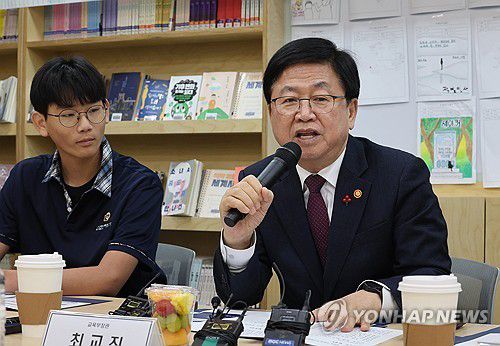 헌법과 민주시민교육 간담회    (서울=연합뉴스) 서명곤 기자 = 최교진 교육부 장관이 1일 서울 관악구 난우중학교 3학년 교실에서 헌법과 기본권을 주제로 한 사회과 수업을 참관 한 뒤 열린 간담회에서 발언하고 있다. 2025.12.1     seephoto@yna.co.kr