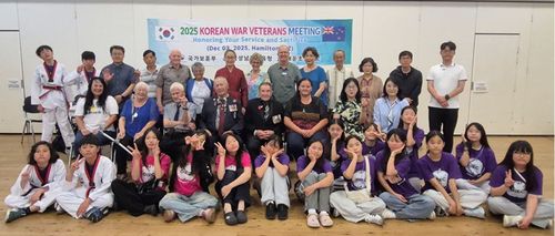 뉴질랜드 6·25 전쟁 참전용사들과 대운초 학생들[뉴질랜드 와이카토 한인회 제공]