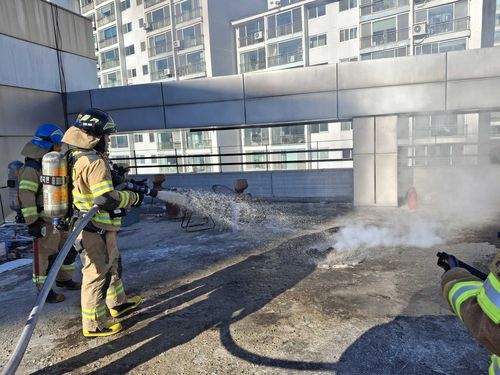 속초 상가 건물 옥상 화재[속초소방서 제공. 재판매 및 DB 금지]