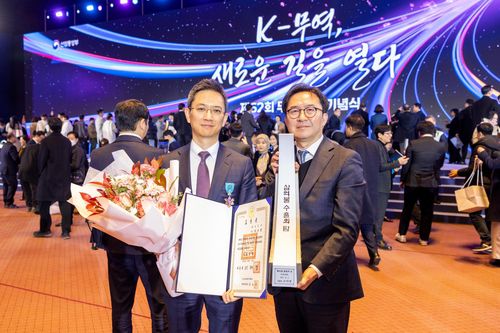 수상 후 기념사진 촬영중인 허은철 GC녹십자 대표(사진 왼쪽)와 이우진 GC녹십자 글로벌사업본부장 [GC녹십자 제공]