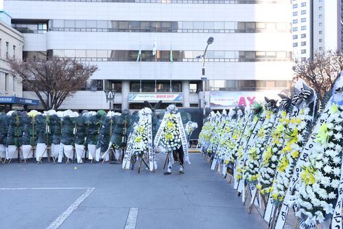 대구시청 앞에 쌓여가는 근조화환    (대구=연합뉴스) 박세진 기자 = 5일 대구FC 응원단 '그라지예'가 프로축구 K리그2로 강등된 구단의 쇄신을 촉구하며 대구 중구 대구시청 동인청사 앞에 근조화환을 설치했다. 2025.12.5 psjpsj@yna.co.kr