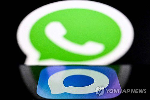 메신저 왓츠앱(위)과 막스 로고 [AFP=연합뉴스 자료사진]