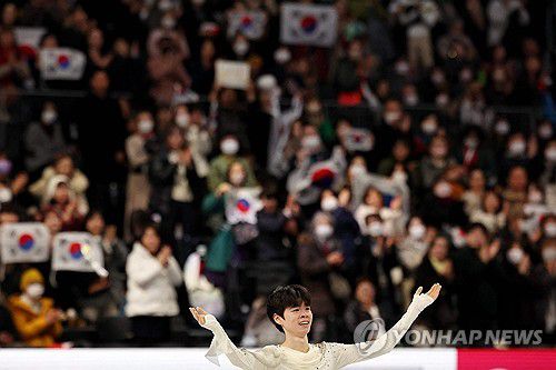 기뻐하는 서민규서민규가5일 일본 나고야 IG 아레나에서 열린 2025-2026 ISU 주니어 그랑프리 파이널 남자 싱글 프리스케이팅에서 연기를 마친 뒤 기뻐하고 있다. [AFP=연합뉴스]