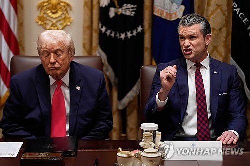 도널드 트럼프 미국 대통령과 피트 헤그세스 미국 국방부 장관[AP 연합뉴스 자료사진. 재판매 및 DB 금지]
