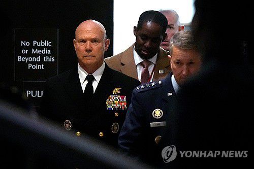 '마약선박 2차 공격' 보고하러 美의회 도착한 미 해군 제독[AP=연합뉴스. 재판매 및 DB 금지]