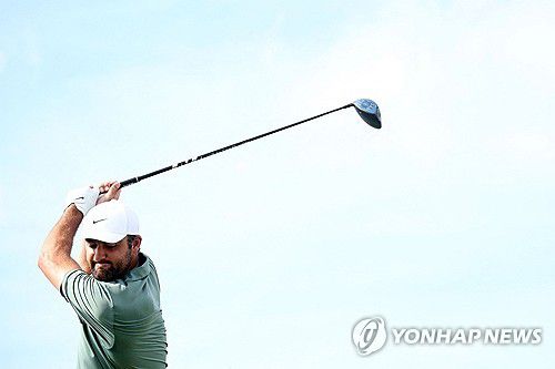 새로운 드라이버로 티샷 날리는 셰플러[AFP=연합뉴스]