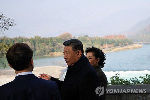 마크롱 대통령과 시진핑 주석의 비공식 만남(청두=로이터 연합뉴스) 5일 시진핑 중국 국가주석이 중국 쓰촨성 청두의 두장옌에서 에마뉘엘 마크롱 프랑스 대통령과 비공식 만남을 갖고 있다. 2025.12.5