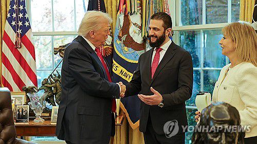 지난달 10일 백악관에서 만난 트럼프 미국 대통령과 알샤라 시리아 임시대통령[UPI 연합뉴스 자료사진. 재판매 및 DB 금지]