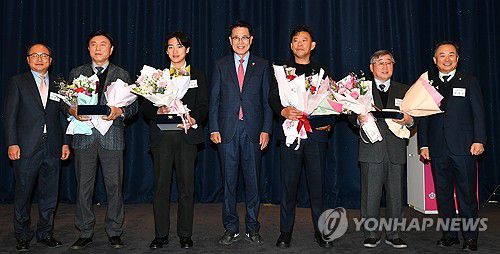 울주군, 2024년 수출우수기업 선정(울산=연합뉴스) 17일 울산시 울주군이 삼남읍 더엠컨벤션에서 열린 '울주군 중소기업인의 밤' 행사에서 수출우수기업상 시상식을 한 뒤 참석자들이 기념촬영을 하고 있다. 2024.12.17 [울주군 제공.재판매 및 DB 금지] young@yna.co.kr