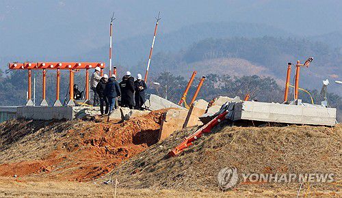 무안공항 로컬라이저 둔덕 현장조사[연합뉴스 자료사진]