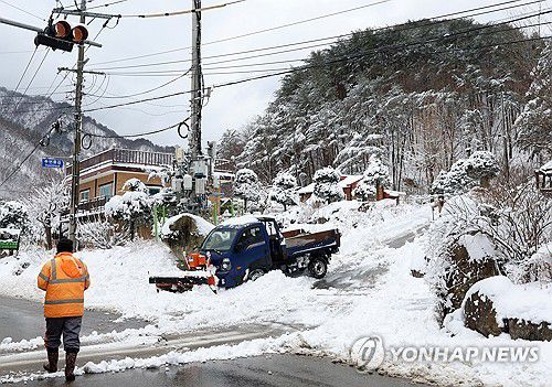 폭설에 동원된 중장비[연합뉴스 자료사진]