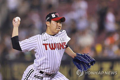 박명근 역투(서울=연합뉴스) 신현우 기자 = 27일 서울 잠실야구장에서 열린 프로야구 2025 신한 SOL 뱅크 KBO리그 한화 이글스와 LG 트윈스의 경기. 9회초 교체 투입된 LG 투수 박명근이 역투하고 있다. 2025.5.27 nowwego@yna.co.kr