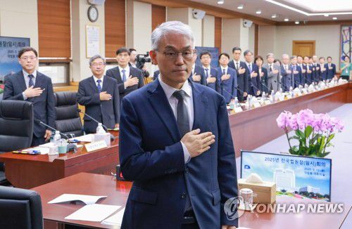 전국법원장회의 임시회의, 국기에 경례하는 천대엽 법원행정처장(서울=연합뉴스) 홍해인 기자 = 천대엽 법원행정처장과 각급 법원장들이 12일 서울 서초구 대법원에서 열린 전국법원장회의 임시회의에서 국기에 경례하고 있다. 2025.9.12 hihong@yna.co.kr