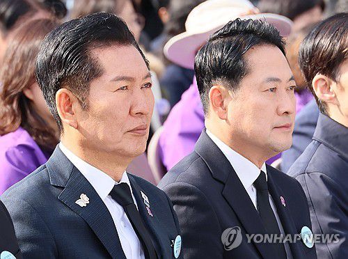 이태원 참사 3주기 기억식 참석한 정청래-장동혁(서울=연합뉴스) 이정훈 기자 = 더불어민주당 정청래 대표와 국민의힘 장동혁 대표가 29일 서울 종로구 광화문 광장에서 열린 이태원 참사 3주기 기억식에 참석하고 있다. 2025.10.29 uwg806@yna.co.kr