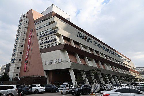 서울시 '고속터미널 60층 복합개발' 신세계와 사전협상 착수(서울=연합뉴스) 류효림 기자 = 서울시는 26일 서울 서초구 서울고속버스터미널 부지 복합개발과 관련해 ㈜신세계센트럴, 서울고속버스터미널㈜와 본격적인 사전 협상에 착수한다고 밝혔다. 사진은 이날 서울고속버스터미널 일대 모습. 2025.11.26 ryousanta@yna.co.kr