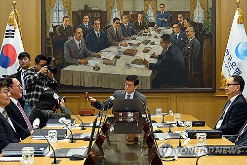 의사봉 두드리는 이창용 한국은행 총재(서울=연합뉴스) 한종찬 기자 = 이창용 한국은행 총재가 27일 서울 중구 한국은행 본관에서 열린 금융통화위원회 본회의에서 의사봉을 두드리고 있다. 2025.11.27 [공동취재] saba@yna.co.kr
