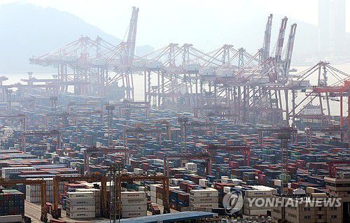 수출입 화물이 쌓여 있는 부산항 신선대부두(부산=연합뉴스) 강선배 기자. 2025.12.1 sbkang@yna.co.kr