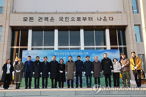 국회 정현관 글새김 제막식 기념촬영(서울=연합뉴스) 신현우 기자 = 우원식 국회의장이 3일 서울 여의도 국회에서 열린 정현관 글새김 제막식에 참석해 제막한 뒤 기념촬영하고 있다. 2025.12.3 nowwego@yna.co.kr
