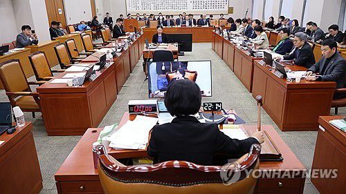 여당 주도로 통과되는 내란전담재판부 설치법(서울=연합뉴스) 이동해 기자 = 지난 3일 서울 여의도 국회에서 열린 제429회 국회(정기회) 법제사법위원회 제16차 전체회의에서 12·3 계엄 사태와 관련해 윤석열 전 대통령 등이 연루된 내란 사건을 전담 처리하는 '내란전담재판부'(내란특별재판부) 설치법이 여당 주도로 통과되고 있다. 2025.12.3 eastsea@yna.co.kr