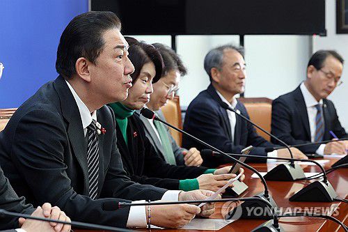 정책조정회의 주재하는 김병기 원내대표(서울=연합뉴스) 이동해 기자 = 더불어민주당 김병기 원내대표가 4일 서울 여의도 국회에서 열린 정책조정회의에서 발언하고 있다. 2025.12.4 eastsea@yna.co.kr