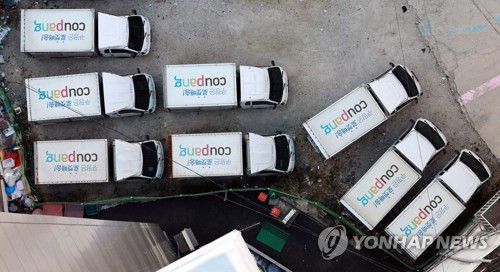 쿠팡 개인정보 유출 사태 소비자 불안 확산(서울=연합뉴스) 한종찬 기자 = 이커머스 1위 업체 쿠팡에서 약 3천400만건에 이르는 대규모 개인정보가 유출된 가운데 4일 서울 시내 한 쿠팡 물류센터에 배송차량이 주차돼 있다. 3일 유통업계에 따르면 온라인상에서는 '쿠팡 사태' 이후 로그인 시도와 스미싱 등 피해를 봤다는 사례가 잇따르고 있다. 2025.12.4 saba@yna.co.kr