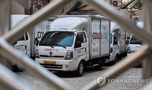 쿠팡 개인정보 유출 사태 소비자 불안 확산(서울=연합뉴스) 한종찬 기자 = 이커머스 1위 업체 쿠팡에서 약 3천400만건에 이르는 대규모 개인정보가 유출된 가운데 4일 서울 시내 한 쿠팡 물류센터에 배송차량이 주차돼 있다. 3일 유통업계에 따르면 온라인상에서는 '쿠팡 사태' 이후 로그인 시도와 스미싱 등 피해를 봤다는 사례가 잇따르고 있다. 2025.12.4 saba@yna.co.kr