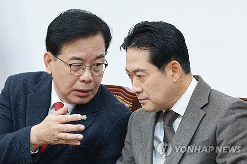 대화하는 장동혁 대표-송언석 원내대표(서울=연합뉴스) 신현우 기자 = 국민의힘 장동혁 대표(오른쪽)와 송언석 원내대표가 4일 국회에서 열린 최고위원회의에서 대화하고 있다. 2025.12.4 nowwego@yna.co.kr