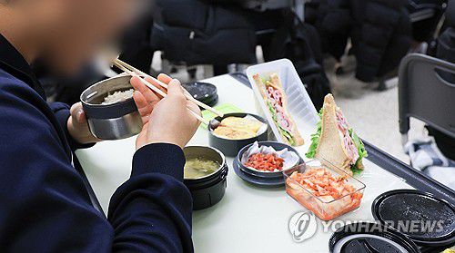 준비한 도시락 먹는 학생[연합뉴스 자료사진]