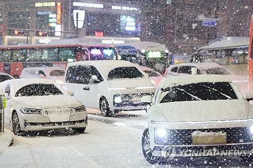 수도권·강원 등 대설 특보 발표(서울=연합뉴스) 이진욱 기자 =  서울·인천·경기·강원 등 4개 시도에 대설특보가 발효된 4일 서울 마포구 홍대 인근에서 제설작업이 완료되지 못한 곳을 지나는 차량이 힘겹게 언덕길을 오르고 있다. 2025.12.4 cityboy@yna.co.kr