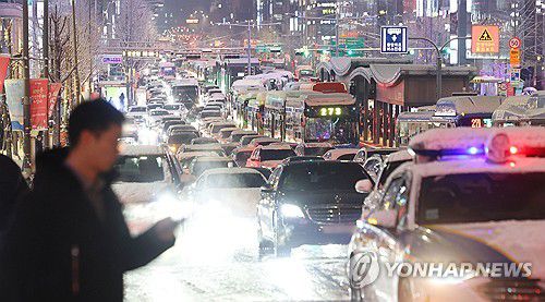 대설 특보에 퇴근길 마비(서울=연합뉴스) 이진욱 기자 =  서울·인천·경기·강원 등 4개 시도에 대설특보가 발효된 4일 서울 마포구 홍대 인근에서 퇴근길 차량들이 눈길에 큰 정체를 빚고 있다. 2025.12.4 cityboy@yna.co.kr