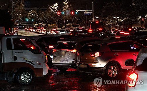 폭설에 밤 늦게까지 도로 마비(서울=연합뉴스) 김인철 기자 = 올겨울 많은 양의 첫눈이 내린 4일 서울 종로구 청와대 사랑채 앞 도로에서 차량이 움직이지 못하고 있다. 2025.12.4 yatoya@yna.co.kr