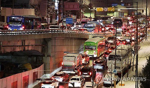 폭설에 밤 늦게까지 도로 마비(서울=연합뉴스) 이진욱 기자 = 올겨울 많은 양의 첫눈이 내린 4일 서울 종로구 사직터널 부근 도로에서 차량이 움직이지 못하고 있다. 2025.12.4 cityboy@yna.co.kr