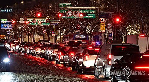 빙판길에 밤늦게까지 도로 마비(서울=연합뉴스) 김인철 기자 = 올겨울 많은 양의 첫눈이 내린 4일 서울 종로구 경복궁역 인근에서 차량이 빙판길에 정체를 빚고 있다. 2025.12.4 yatoya@yna.co.kr