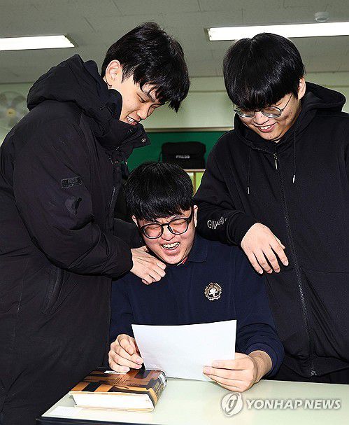친구들에게서 수능만점 축하받는 왕정건군(서울=연합뉴스) 서명곤 기자 = 2026학년도 대학수학능력시험(수능) 성적표가 배부된 5일 서울 광진구 광남고등학교에서 고3 수험생들이 성적표를 확인하고 있다. 2025.12.5 [공동취재] seephoto@yna.co.kr