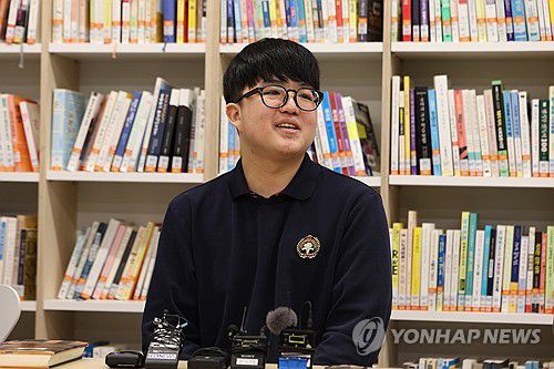 수능 만점자의 답변(서울=연합뉴스) 서명곤 기자 = 2026학년도 대학수학능력시험(수능) 성적표가 배부된 5일 서울 광진구 광남고등학교에서 수능 만점을 받은 왕정건 군이 취재진의 질문에 답하고 있다.  2025.12.5 [공동취재] seephoto@yna.co.kr