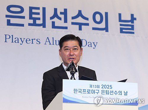 취임사하는 이종범 한은회 5대 회장(서울=연합뉴스) 류영석 기자 = 5일 서울 강남구 리베라호텔에서 열린 한국프로야구 은퇴선수협회 은퇴선수의 날 행사에서 협회 5대 회장에 취임한 이종범 회장이 취임사를 하고 있다. 2025.12.5 ondol@yna.co.kr