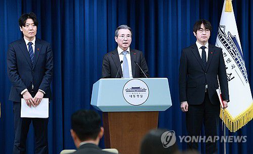 브리핑하는 김용범 정책실장(서울=연합뉴스) 한상균 기자 = 김용범 정책실장이 5일 용산 대통령실 기자회견장에서 이재명 대통령과 손정의 소프트뱅크그룹 회장 면담 관련 브리핑을 하고 있다. 왼쪽부터 김우창 국가AI정책비서관, 김 정책실장, 하정우 AI미래기획수석.     2025.12.5 [대통령실통신사진기자단] xyz@yna.co.kr