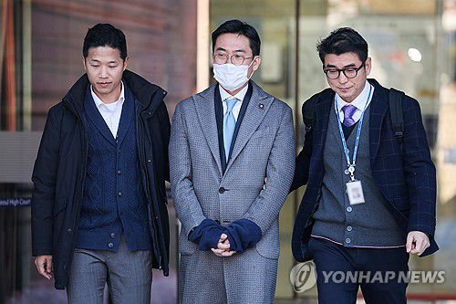 영장심사 마친 조영탁 IMS 대표(서울=연합뉴스) 서대연 기자 = 조영탁 IMS모빌리티 대표가 5일 서울 서초구 서울중앙지방법원에서 열린 구속 전 피의자 심문(영장실질심사)을 마친 뒤 청사를 나서고 있다.     조 대표는 김건희 여사 일가의 집사로 알려진 김예성씨의 공범으로 특정경제범죄 가중처벌법(특경법)상 배임·횡령, 업무상 횡령, 외부감사법 위반, 증거은닉교사, 배임증재 혐의를 받는다. 2025.12.5 dwise@yna.co.kr