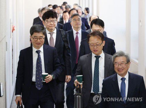 회의 참석하는 각급 법원장들(서울=연합뉴스) 한종찬 기자 = 5일 전국법원장회의가 열린 서울 서초구 대법원에서 법원장들이 대회의실로 향하고 있다. 2025.12.5 [공동취재] saba@yna.co.kr