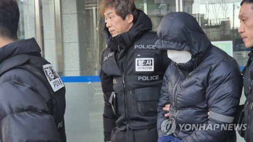 영장실질심사 마치고 나오는 '갑질 의혹' 양양군 공무원(속초=연합뉴스) 류호준 기자 = 환경미화원 상대 갑질 의혹을 받는 강원 양양군 소속 7급 운전직 공무원 A씨가 5일 춘천지법 속초지원에서 열린 구속 전 피의자 심문(영장실질심사)을 마치고 나오고 있다. 2025.12.5 ryu@yna.co.kr