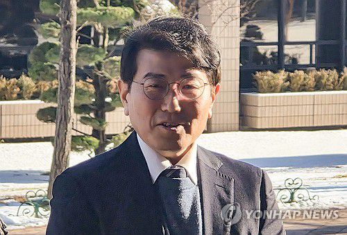 취재진과 인터뷰하는 류신환 방미통위원장 직무대행(과천=연합뉴스) 나확진 기자 = 류신환 방송미디어통신위원장 직무대행이 5일 경기 과천시 정부과천청사 방송미디어통신위원회로 출근하며 취재진과 인터뷰하고 있다. 2025.12.5 rao@yna.co.kr