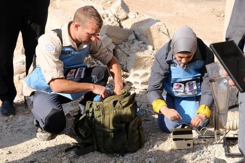 '한국이 지원' UNDP 인력(하라스타=연합뉴스) 김동호 특파원 = 4일(현지시간) 13여년의 내전으로 폐허가 된 시리아 다마스쿠스 인근 하라스타. 2025.12.4 dk@yna.co.k