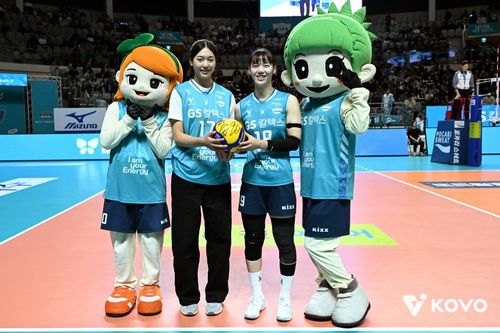 GS칼텍스의 유서연(오른쪽에서 2번째)과 함께한 손서연(왼쪽에서 2번째)[한국배구연맹 제공. 재판매 및 DB 금지]