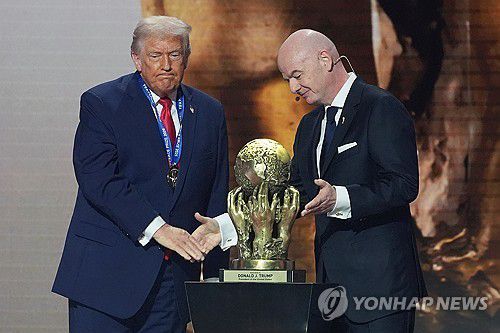 FIFA 평화상 수상한 트럼프 (AP=연합뉴스) 5일(현지시간) 미국 워싱턴DC 케네디 센터에서 열리는 북중미 월드컵 본선 조 추첨식에서 도널드 트럼프 대통령이 잔니 인판티노 FIFA 회장으로부터 'FIFA 평화상'을 받고 있다.  2025.12.5