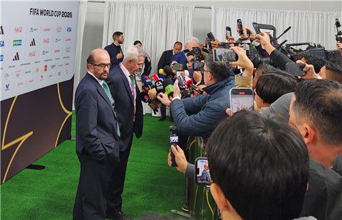 월드컵 조추첨 후 인터뷰하는 멕시코 축구대표팀 감독(워싱턴=연합뉴스) 박성민 특파원 = 하비에르 아기레 멕시코 축구대표팀 감독이 5일(현지시간) 워싱턴DC 케네디센터에서 열린 2026 북중미 월드컵 조추첨식에 참석한 뒤 공동취재구역에서 취재진과 인터뷰하고 있다. 2025.12.5. min22@yna.co.kr