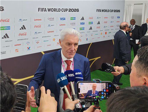 남아프리카공화국 축구 대표팀 감독(워싱턴=연합뉴스) 박성민 특파원 = 한국과 내년 북중미 월드컵 조별리그에서 한국의 마지막 상대인 남아프리카공화국 축구대표팀의 위고 앙리 브루스 감독이 5일(현지시간) 미국 워싱턴DC 케네디센터에서 열린 월드컵 조추첨식을 마친 뒤 인터뷰하고 있다. 2025.12.5. min22@yna.co.kr