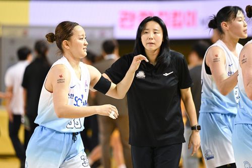 신한은행의 히라노 미츠키(왼쪽)와 최윤아 감독[WKBL 제공. 재판매 및 DB 금지]