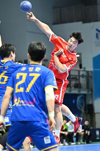 6일 충남도청과 경기에서 슛을 던지는 SK 박광순. [한국핸드볼연맹 제공. 재판매 및 DB 금지]