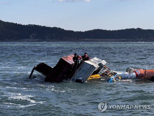 전복 선박, 수색하는 태안해경[태안해경 제공. 재판매 및 DB 금지]